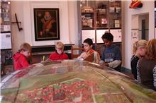 Historiezaal met kinderen