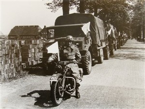 Eind april 1945 staan de Duitsers toe dat vanuit Wageningen voedselkonvooien worden georganiseerd naar het uitgehongerde westen van het land. 